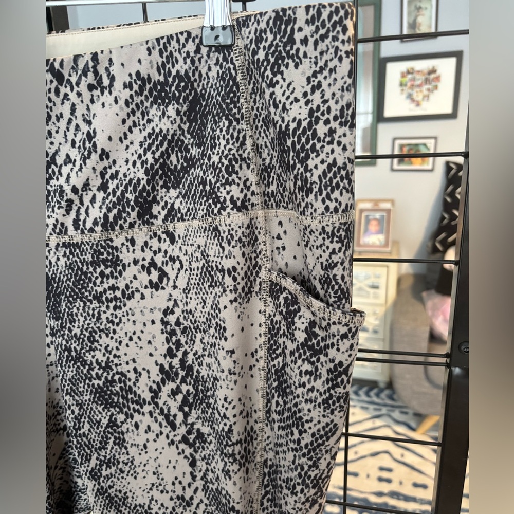 Chico’s Zenergy Snakeskin Print Leggings EUC - Picture 5 of 5